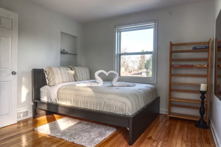 Spacious 4-Bedroom25_converted